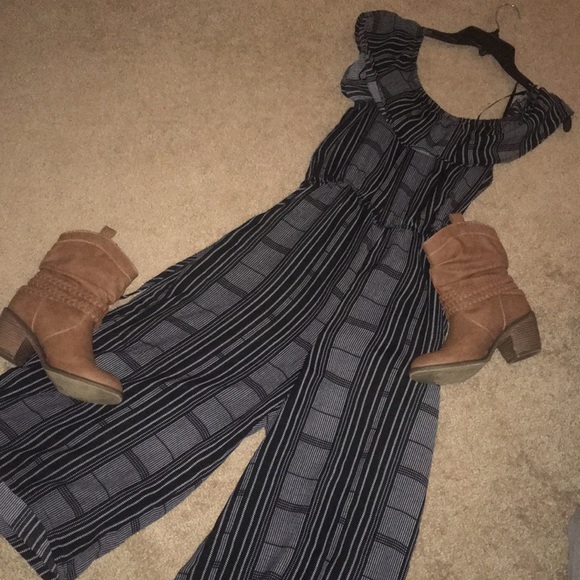 ✨NWOT✨AS U WISH BLACK & WHITE PIN STRIPE JUMP SUIT - Picture 2 of 5